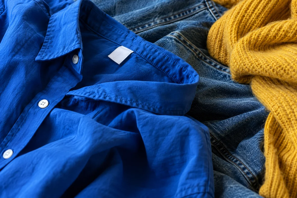 Blå skjorte med plejemærke, denim og gul strik